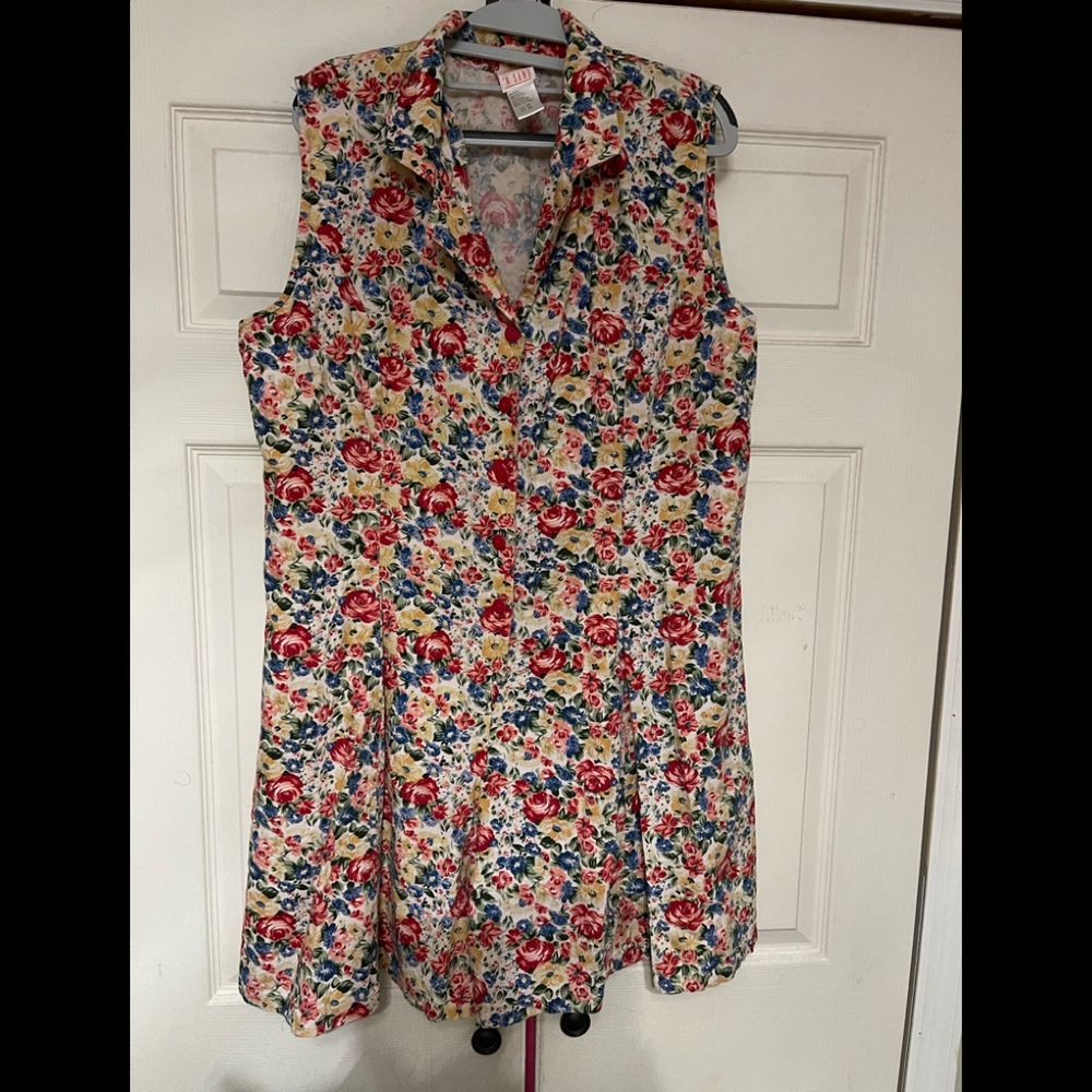 Cute Women’s Plus Size Floral Romper. Size 2X